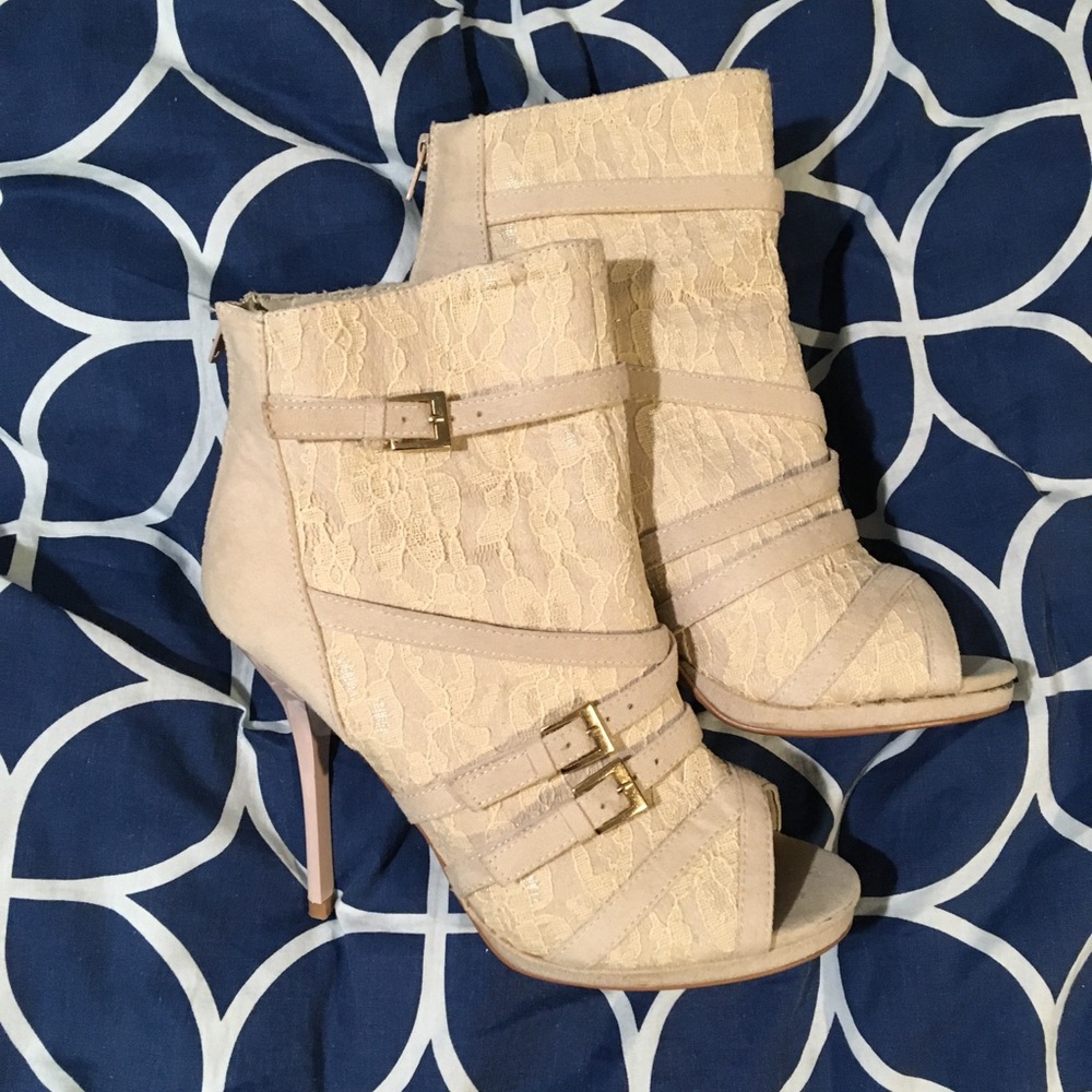 Qupid sz 8 lace peep toe high heeled ankle boots